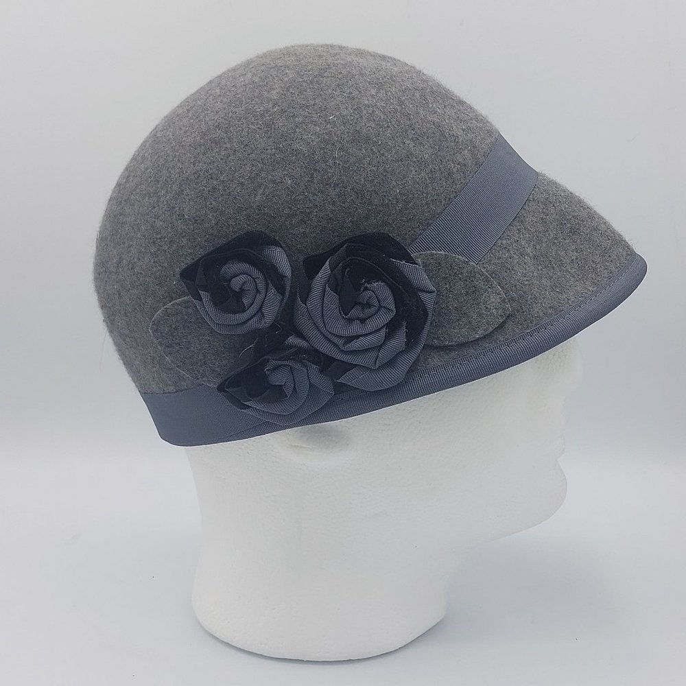 9 West Wool Gatsby Era Hat Ribbon Flower on Side Cap Womens One Sizes Fits Most